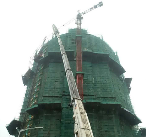 保亭吊车在工地上作业